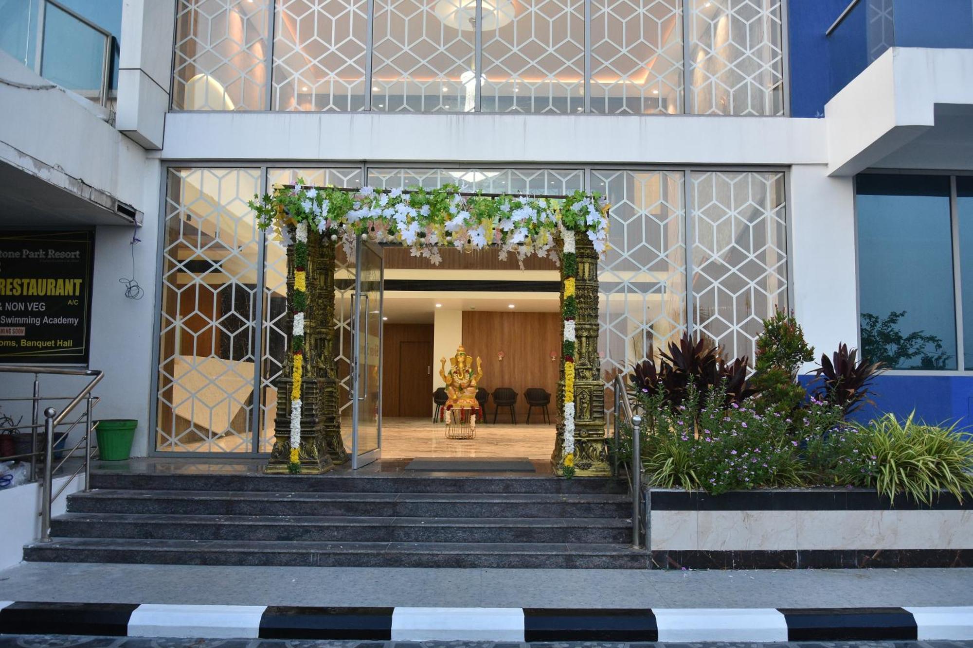Silver Stone Park Resort, Kovilpatti Exteriér fotografie